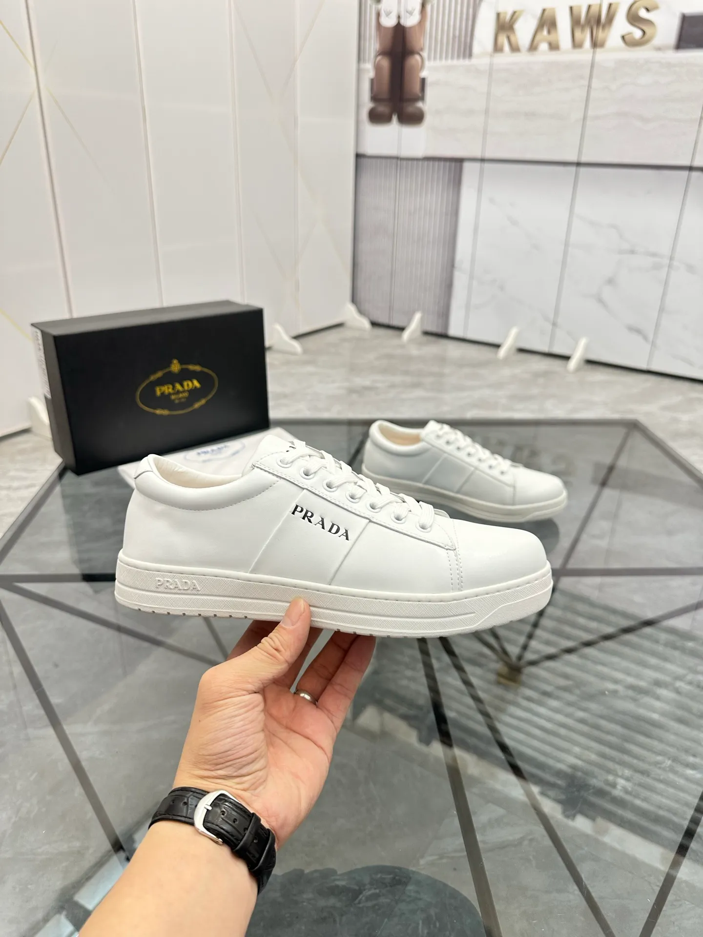 Men's shoes: 💰P400¥ Product trademark: Prada *"Prada*" low-top casual shoes Regular size: 38-44 (can be customized to 45) Product materials: imported cowhide upper, sheepskin lining, original outsole. Number: 020